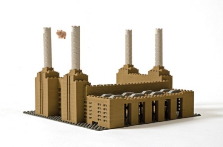 LEGO-Battersea-Flying-Pig-3-528x350
