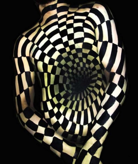 Amazing-Body-Painting-Optical-Illusions-2-640x762