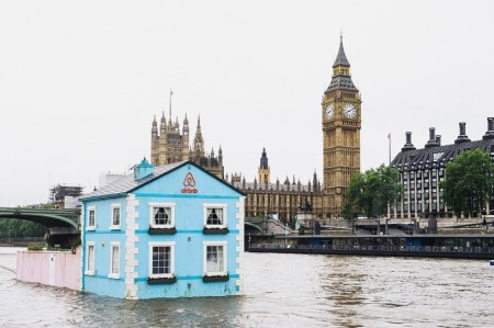 airbnb-floating-house-river-thames-london-designboom-01-818x545