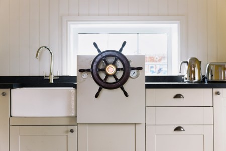 airbnb-floating-house-river-thames-london-designboom-06